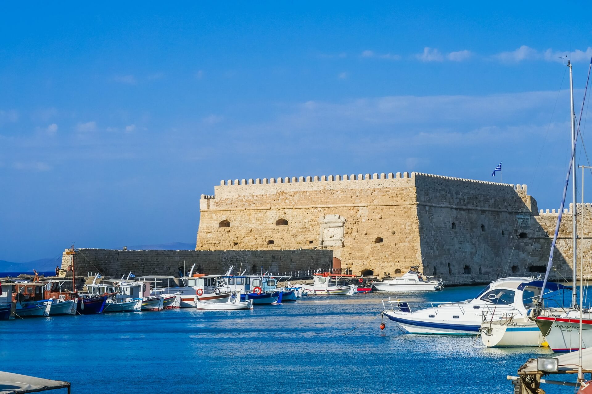 A fortress build by the Venetians which is so sturdy the Ottomans took 21 years to lay spiegel and conquer it.